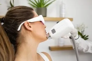 Präzise Diodenlaser-Behandlung im Gesicht