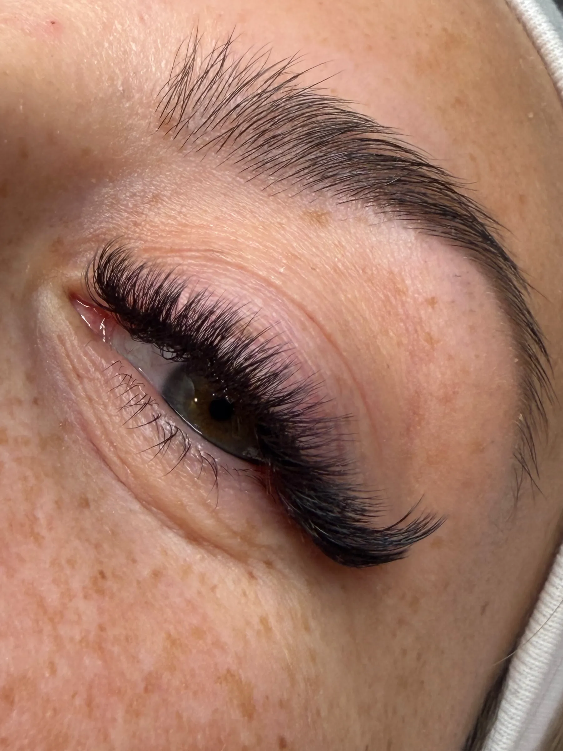 Nahaufnahme einer Wimpernverlängerung
